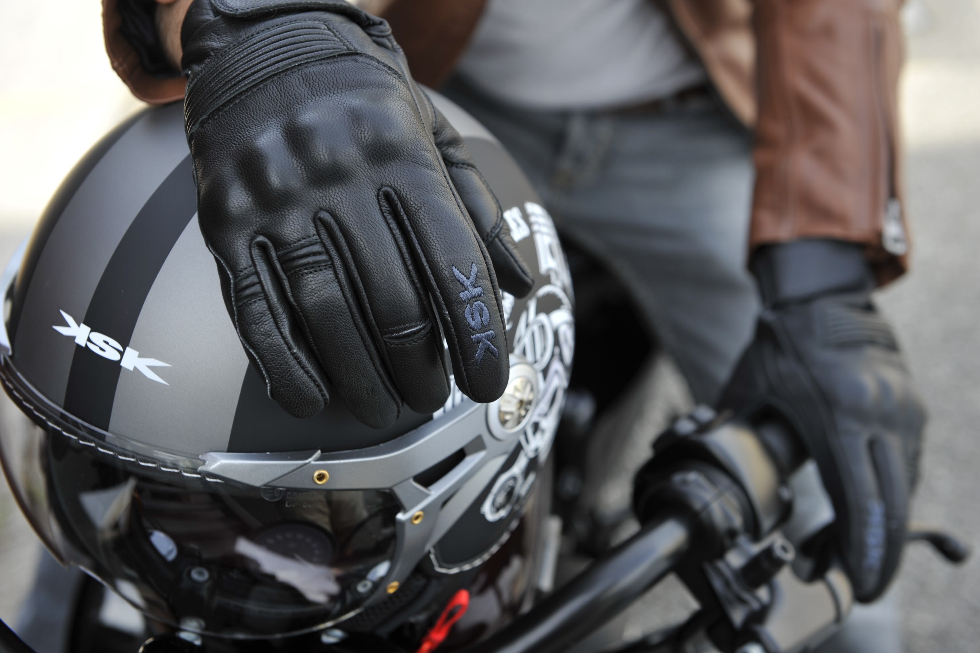 Comment choisir ses gants moto pour la mi-saison ? - #RoadbookScooteo