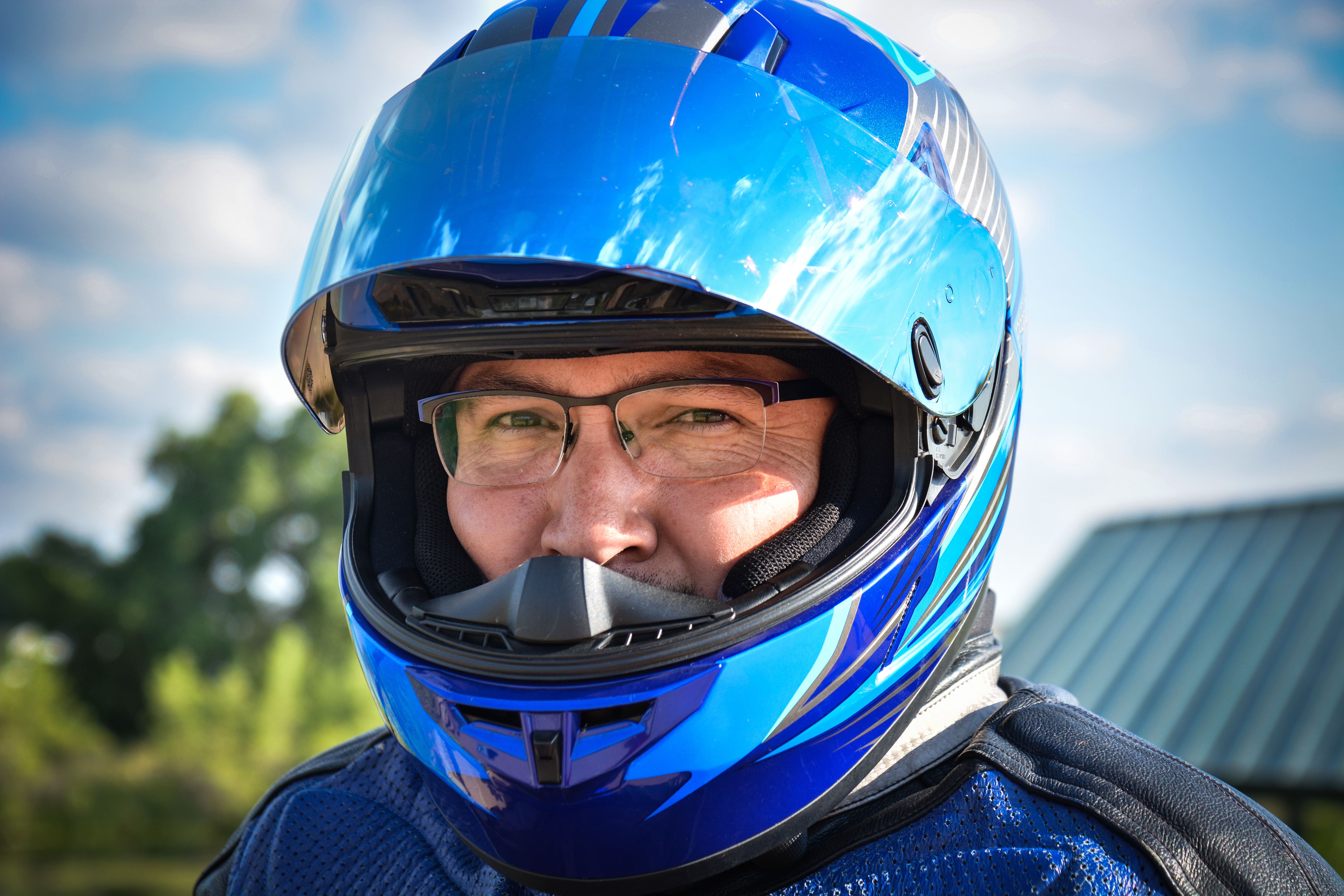Quel casque moto choisir quand on porte des lunettes ? - #RoadbookScooteo